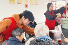 正在水面晕染成纹